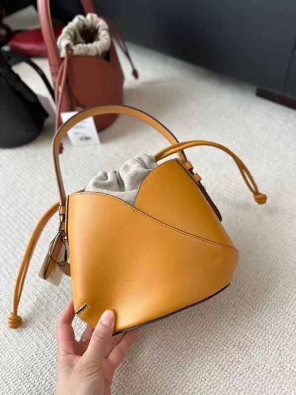 2025 New Black Niche Retro Cowhide Lucky Bag Vegetable Basket Bucket Bag Women's Minimalist Drawstring Canvas Inner Pocket Wrist Handbag
