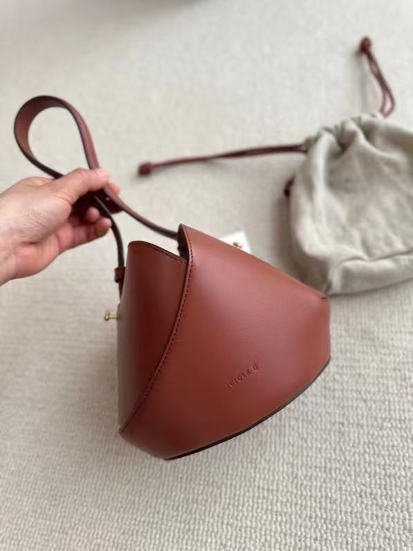 2025 New Black Niche Retro Cowhide Lucky Bag Vegetable Basket Bucket Bag Women's Minimalist Drawstring Canvas Inner Pocket Wrist Handbag