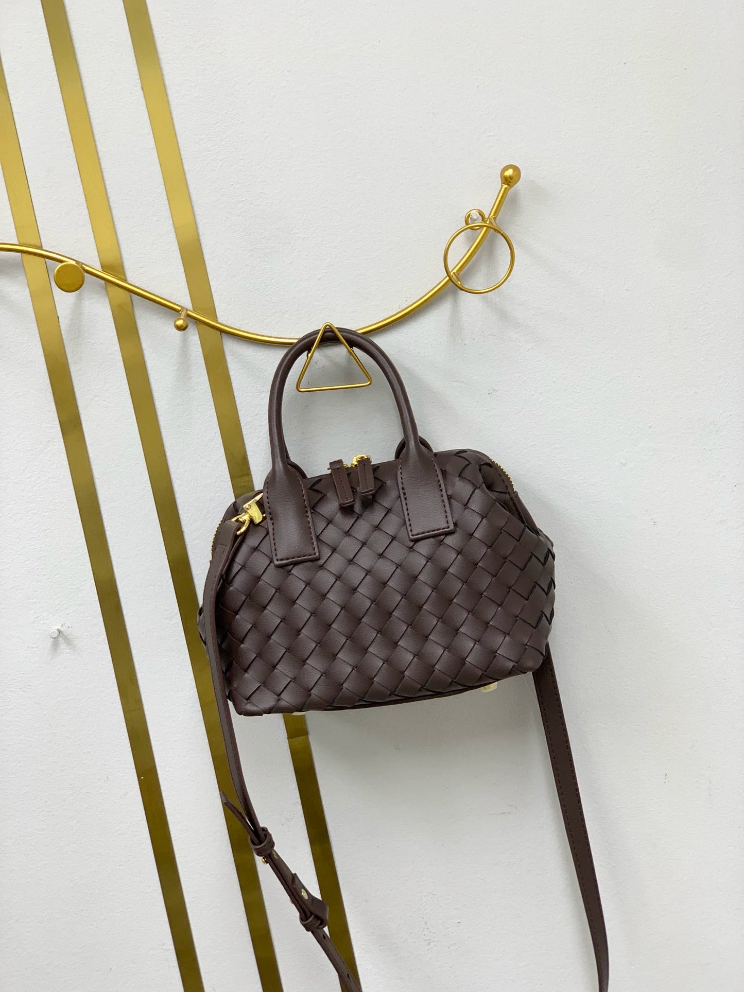2025 New Milk Tea Color Cassette Leather Handbag Women's Woven Brick Casual One-shoulder Crossbody Bowling Bag